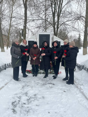 Сотрудники музея приняли участие в возложении цветов к памятнику,почтив память ТАМБОВСКИХ ГЕРОЕВ.