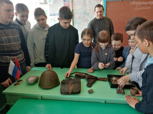 Выездная выставка предметов времён Великой Отечественной войны в школе в селе Дельная Дубрава.
