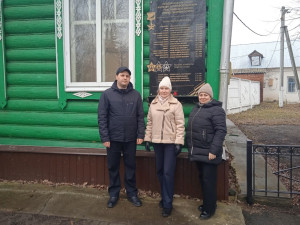 Члены Молодежного совета при главе Сосновского округа возложили цветы к мемориальной доске